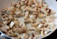 Kleinere Champignons waschen, putzen und vierteln....