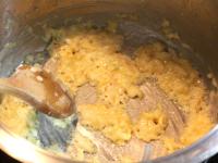Zwiebel mit Mehl bestreuen, vermischen und braten....