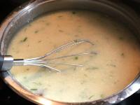 Die Suppe vom Herd entnehmen und Sahne mit Dill...
