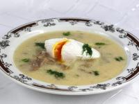 Ein Ei in jede Portion der Suppe legen und...