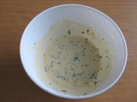 Teig aus Eier, Milch, Salz, geputztem und...