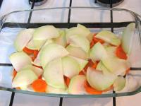 Möhre, Kohlrabi putzen, waschen und in dünne...