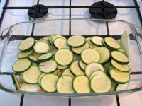 Zucchini waschen und in Rädchen schneiden. Auf...