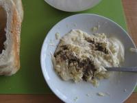 Senf mit Butter vermischen, Käse, Salz und...