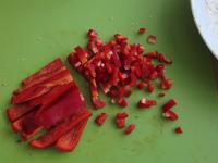 Paprika abwaschen, putzen und in kleine Würfel...