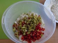 Paprika, Gurken, Schinken mit zerbröckelten...
