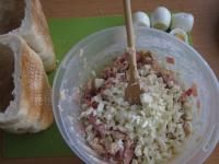 Geschnittenen Mozzarella mit den Teilen von Eiern...