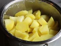 Die Kartoffeln schälen, in kleinere Würfel...
