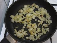 Zwiebel schälen, schneiden und in Öl braten....