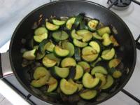 ... und mit Zucchini bestreuen....