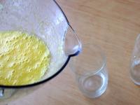 Smoothie in Becher eingießen und gleich...