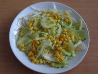Eissalat waschen, Blätter in Teller zerreißen....