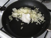 Zwiebel putzen, fein schneiden und in...