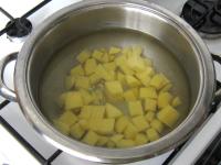 Die Kartoffeln schälen, in kleinere Würfel...