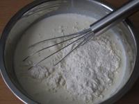 Mehl, Sahne und Milch gut miteinander verrühren,...