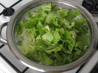 … sofort in die Suppe geben. Den Topf vom Herd...