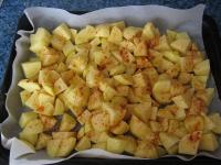 Die Kartoffelwürfel nun auf ein mit Backpapier...