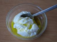 Das Joghurt mit Olivenöl, Senf, Salz und...