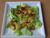Den Kopfsalat zerreisen und auf den Teller legen,...