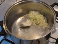 Zwiebel schälen, schneiden und in Salbe anbraten....