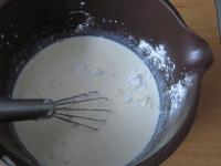 Schwitze aus Sahne, Milch und Maisstärke machen....