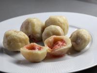 Kugeln mit Semmelbrösel bestreuen, mit Butter...