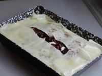 Die hervorstehenden Ränder mit zerlassener Butter...