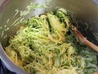Zucchini fein reiben und in Öl braten. Mit Wasser...