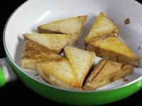 Tofu in Stücken schneiden und mild im Öl braten...