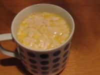 Zucker, Mehl und zerkleinerte Hefe in warmer Milch...