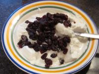 Die Rosinen abwaschen, mit Quark und Zucker...