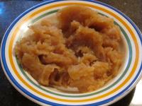 Die Äpfel schälen, reiben und mit Zucker...