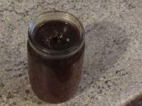 Die Flasche mit hausgemachter Marmelade öffnen....