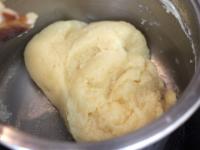 Wasser im Topf zum Sieden bringen, Butter zugeben....