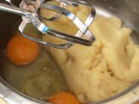 Eier in ausgekühlten Teig mit Mixer einrühren....