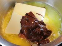 Die Butter in einem Topf erhitzen und die...