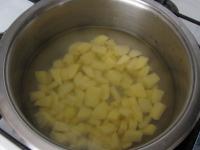 Kartoffeln schälen, waschen, in kleine Würfel...