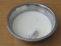 Die Sahne mit Milch und Mehl vermengen. Die...