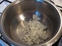 Zwiebel schälen, klein hacken und im Öl...