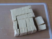 Tofu in großen Würfeln schneiden....
