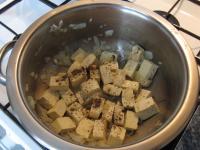 Tofu zu Zwiebel zufügen, würzen und 8 Minuten...