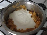 Joghurt in Sauerkraut zufügen, vermischen......