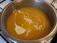 Die Suppe mit Stabmixer zermixen, Sahne zugießen...