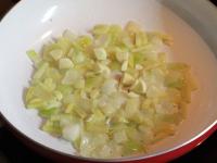 Ingwer, Zwiebel und Knoblauch im Öl braten....
