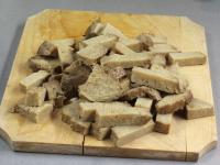 Seitan in Pommes schneiden und in die Bratpfanne...