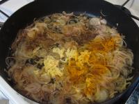 ...Kurkuma und geputzten und geriebenen Knoblauch....