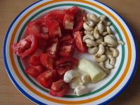 Knoblauch und Ginger putzen. Mit Tomaten und...