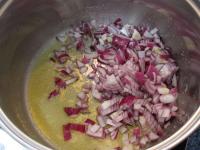 Zwiebel schälen, klein schneiden und in Butter...