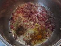 Zwiebel und Würze zugeben. Kurze Weile anbraten...
