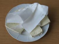 Tofu in dünne 1 cm grobe Scheiben schneiden und...
